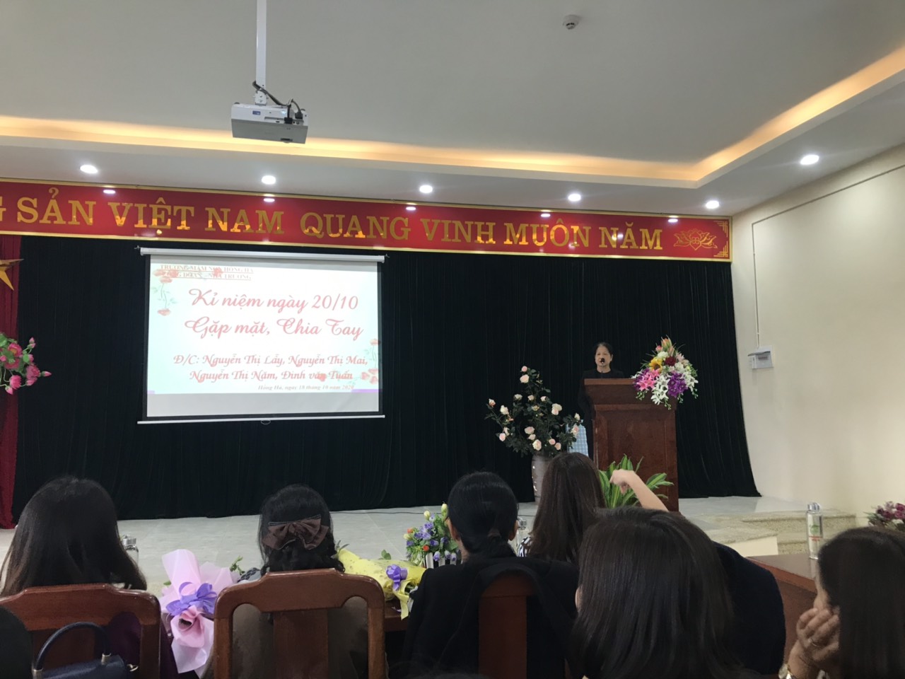 Mít tinh kỉ niệm ngày phụ nữ Việt Nam 20/10, gặp mặt chia tay các đồng chí về hưu và chuyển công tác