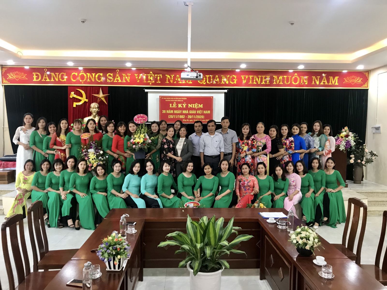 Các đồng chí lãnh đạo chụp ảnh lưu niệm cùng nhà trường