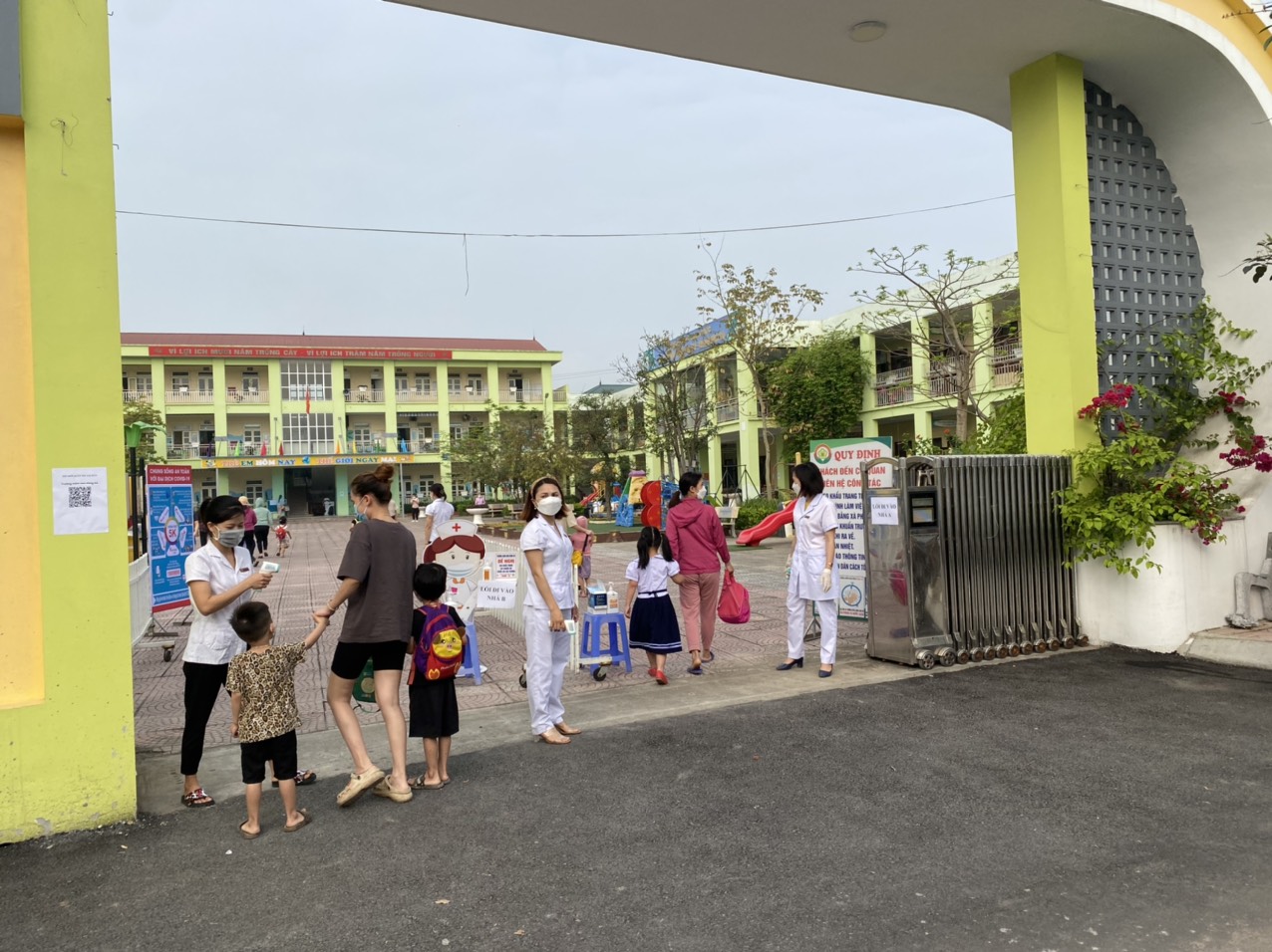 Niềm vui của các con những tuần đầu tới trường.